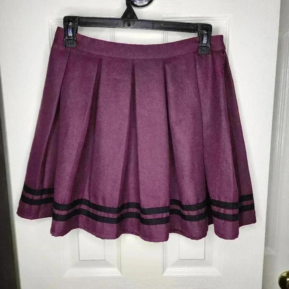 NWT Hot Topic Burgundy Cheer Pleated Striped Zipper Mini Skirt Small - Picture 1 of 11